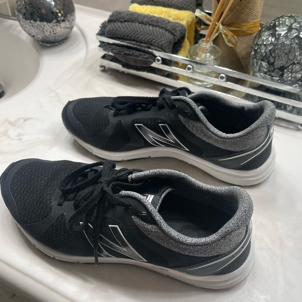 New Balance size 9 black women’s athletic shoes
